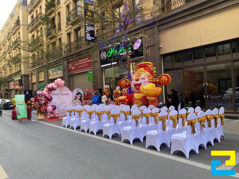 Trang trí chỗ ngồi cho khách tham gia buổi khai trương