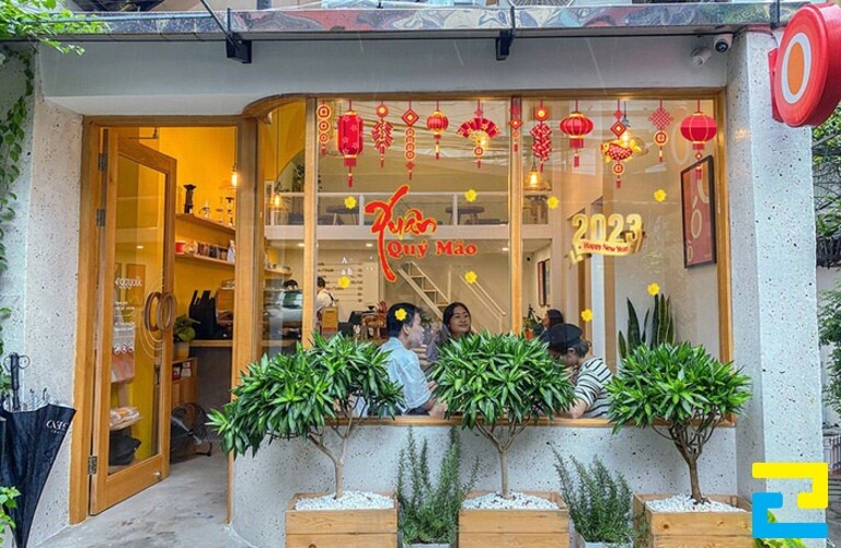 Trang trí không gian quán bằng decal chủ đề tết