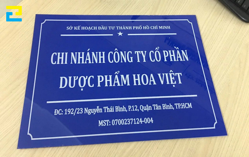 Bảng công ty mica dán decal in KTS sắc nét.