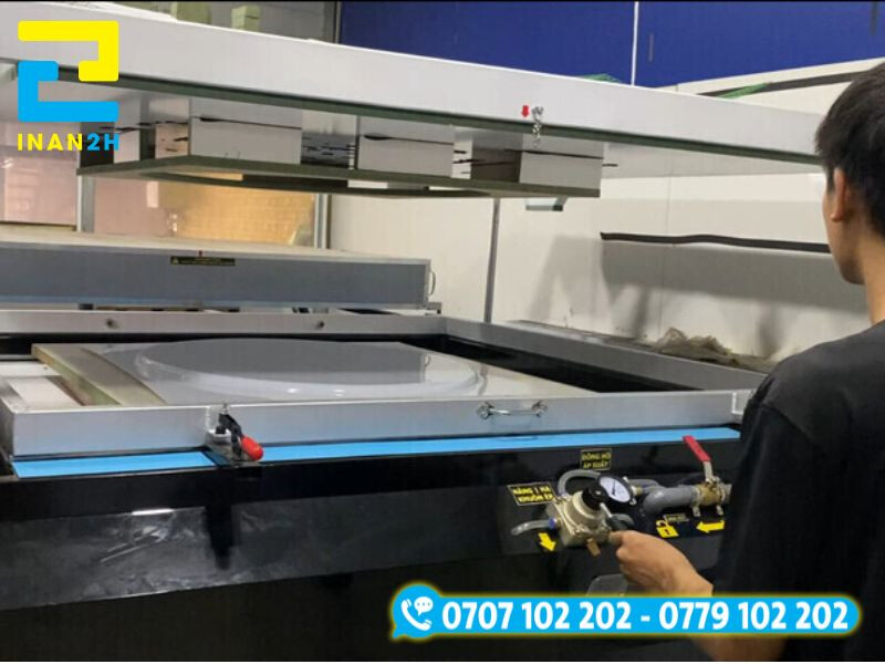 Với máy hút mica hiện đại, quy trình sản xuất biển hộp đèn mica được tối ưu