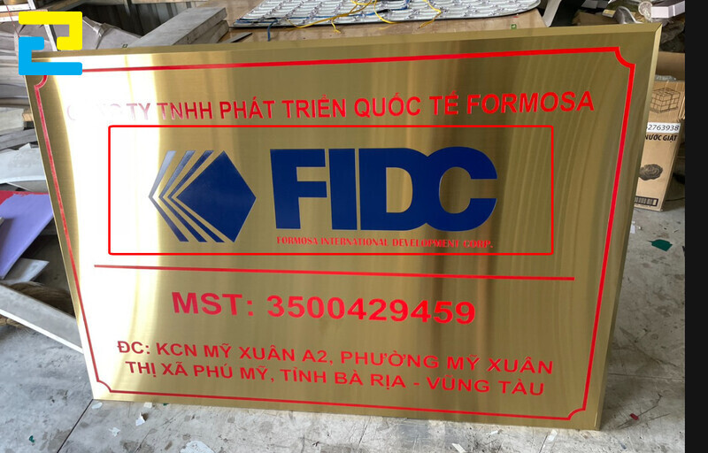 Chất liệu inox làm biển tên công ty.