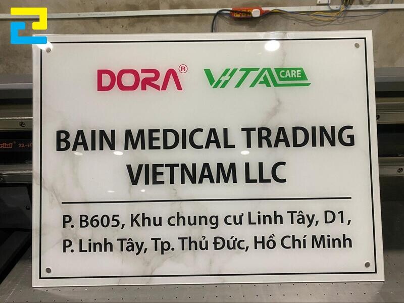 Chất liệu mica làm biển tên công ty.