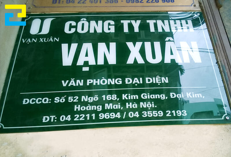 Biển tên công ty mica với nhiều loại màu khác nhau.