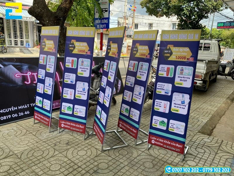 Standee Khuyen Mai 1