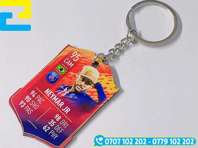 Móc khóa cầu thủ chất liệu mica in UV màu sắc nổi bật