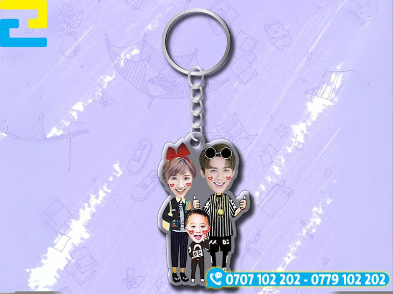 Cắt và in màu móc khóa gia đình chất liệu mica