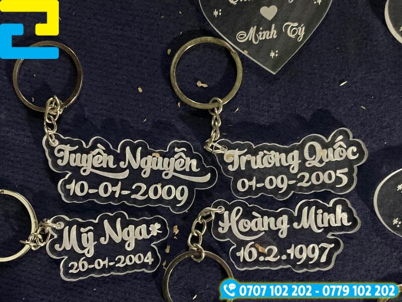 Moc Khoa In Ten Chat Lieu Mica