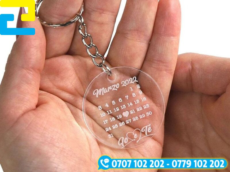 Móc khóa mica khắc laser ngày tháng