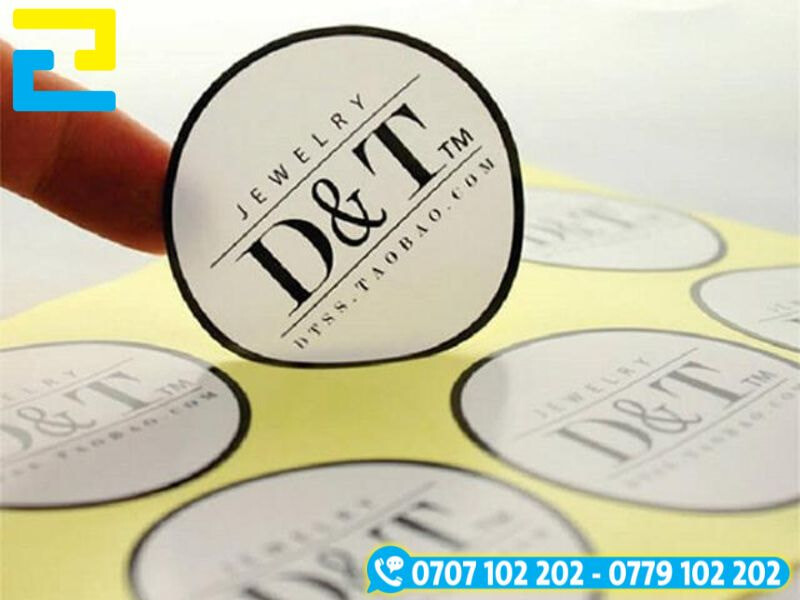 In logo decal màu trên chất liệu decal sữa