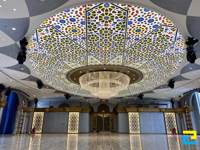 Mẫu trần xuyên sáng với chi tiết cổ điển tại sảnh nhà hàng