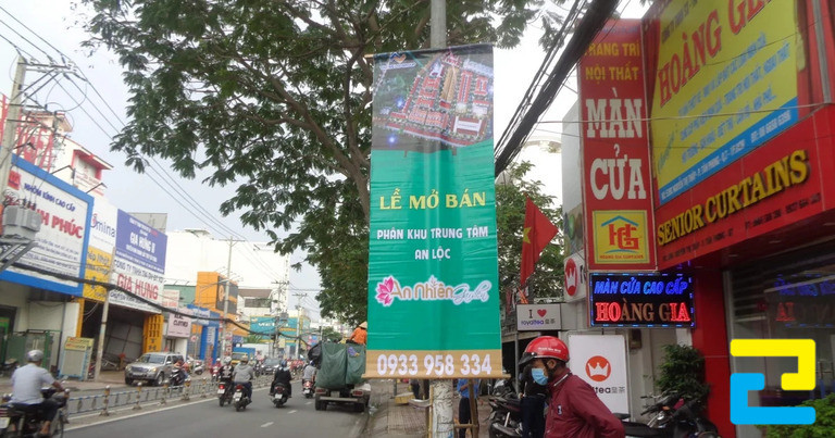 Banner khổ dọc thường được treo trên các cột điện