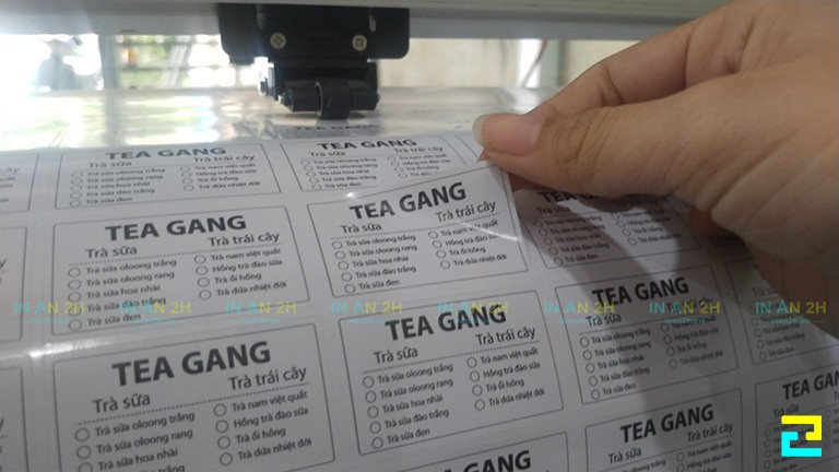 In tem nhãn là quá trình in những văn bản, hoa văn, logo, hình ảnh lên chất liệu decal