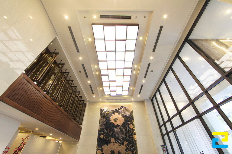 Trần xuyên sáng thiết kế hình khối hộp sang trọng của sảnh khách sạn The Oriental Jade Hà Nội