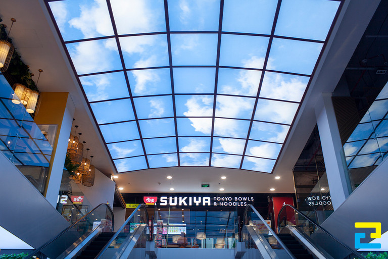 Trần xuyên sáng bầu trời xanh mát gây ấn tượng tại Menas Mall Saigon Airport