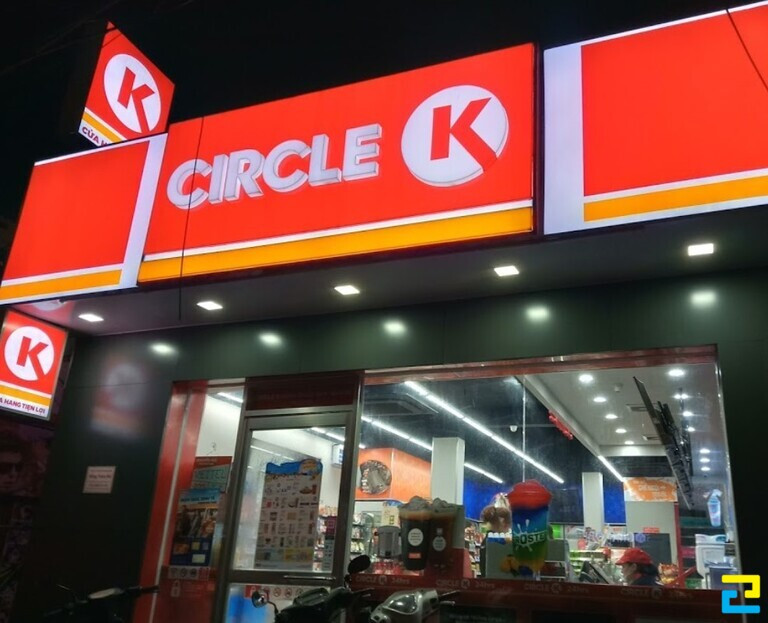 Bảng hiệu cửa hàng tiện lợi với màu sắc tương sáng nổi bật trong đêm