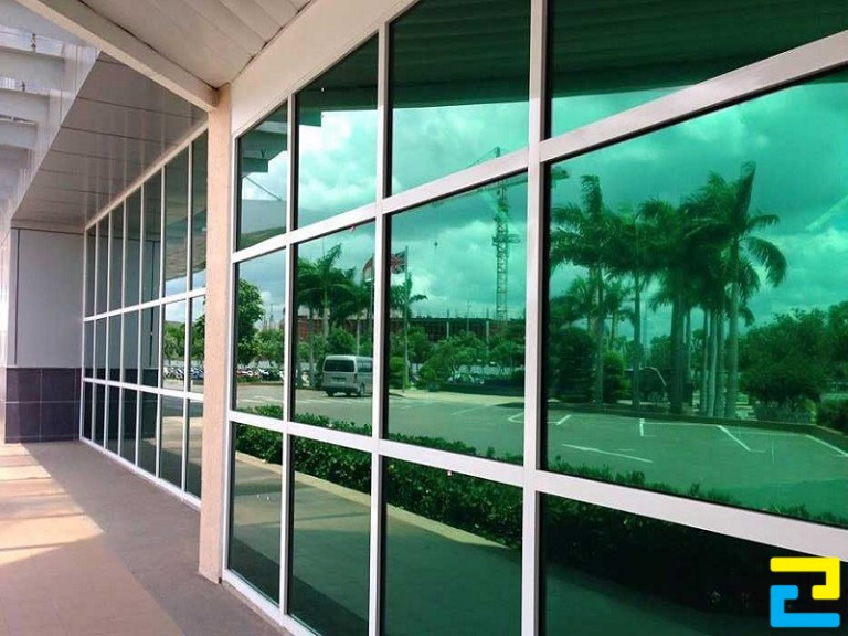 Giấy Decal phản quang chống nắng có tác dụng loại bỏ mọi tia gây hại cho sức khỏe người dùng nhưng không đảm bảo đủ sáng cho không gian