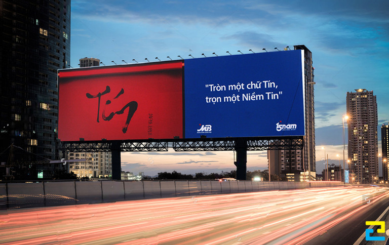 Mẫu biển in bạt truyền tải thông điệp thương hiệu của doanh nghiệp gây ấn tượng với chữ thư pháp nền đỏ