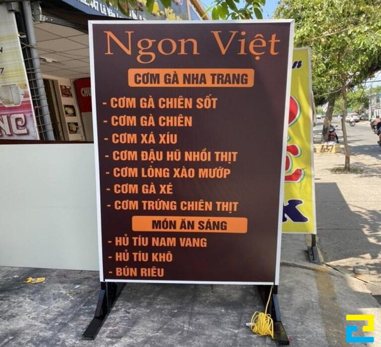 Bảng hiệu khổ nhỏ với thực đơn của quán ăn được đặt ở vỉa hè để thu hút khách hàng