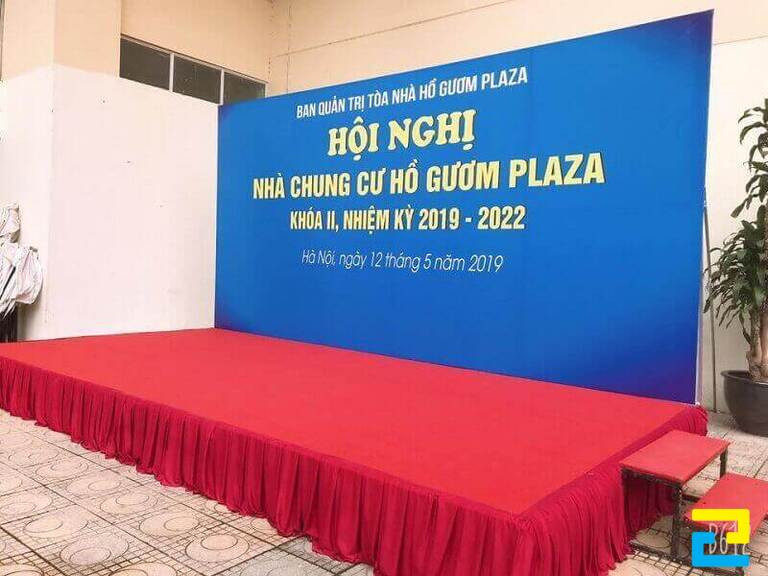 Mẫu sân khấu in PP không keo tại hội nghị có màu sắc sống động, đơn giản nhưng cũng không kém phần trịnh trọng