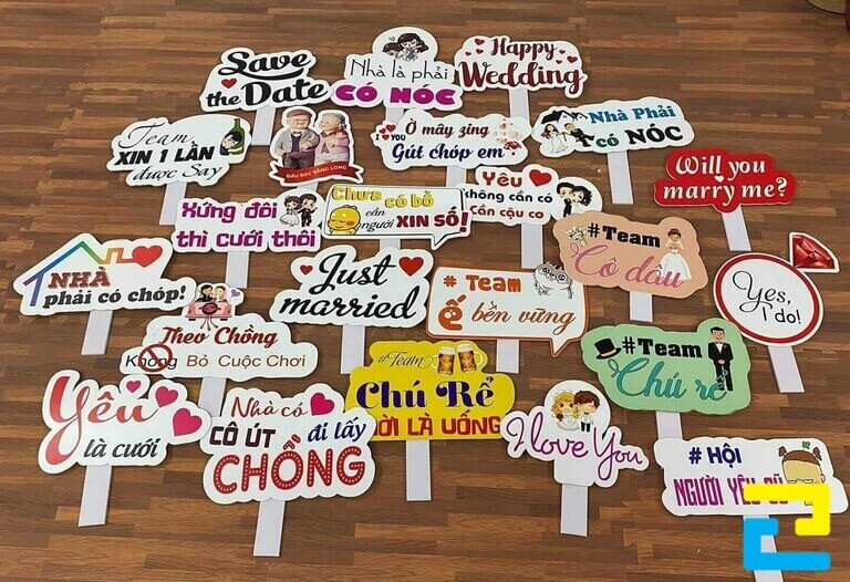 Các mẫu hashtag cầm tay đám cưới độc lạ được nhiều người lựa chọn hiện nay