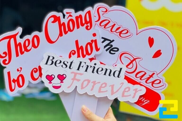 Lựa chọn kích thước hashtag cầm tay phù hợp theo sở thích và đảm bảo chứa đủ nội dung