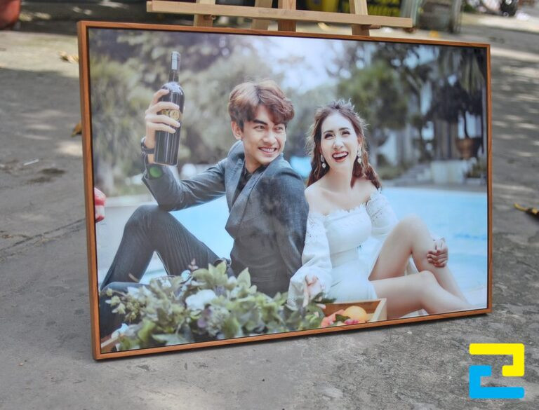 In hình ảnh trên mica giúp lưu giữ lại những khoảnh khắc ý nghĩa