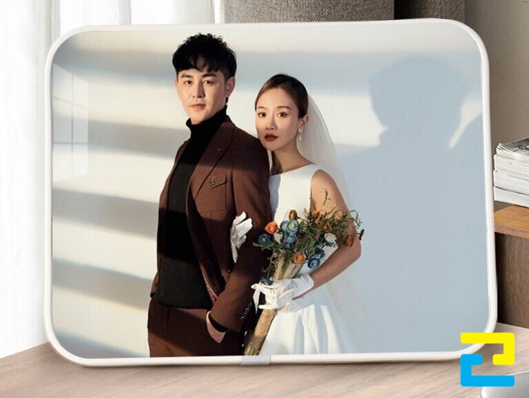 Mẫu in lên mica hình cưới cô dâu chú rể kiểu chữ nhật, khổ ngang