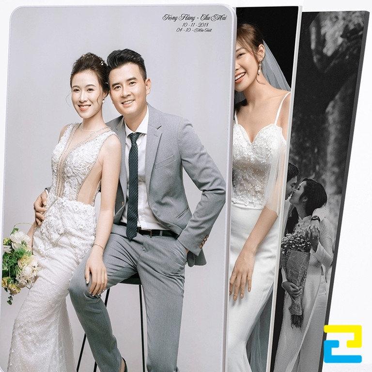 Mẫu in lên mica hình cưới cô dâu chú rể kiểu chữ nhật, khổ dọc