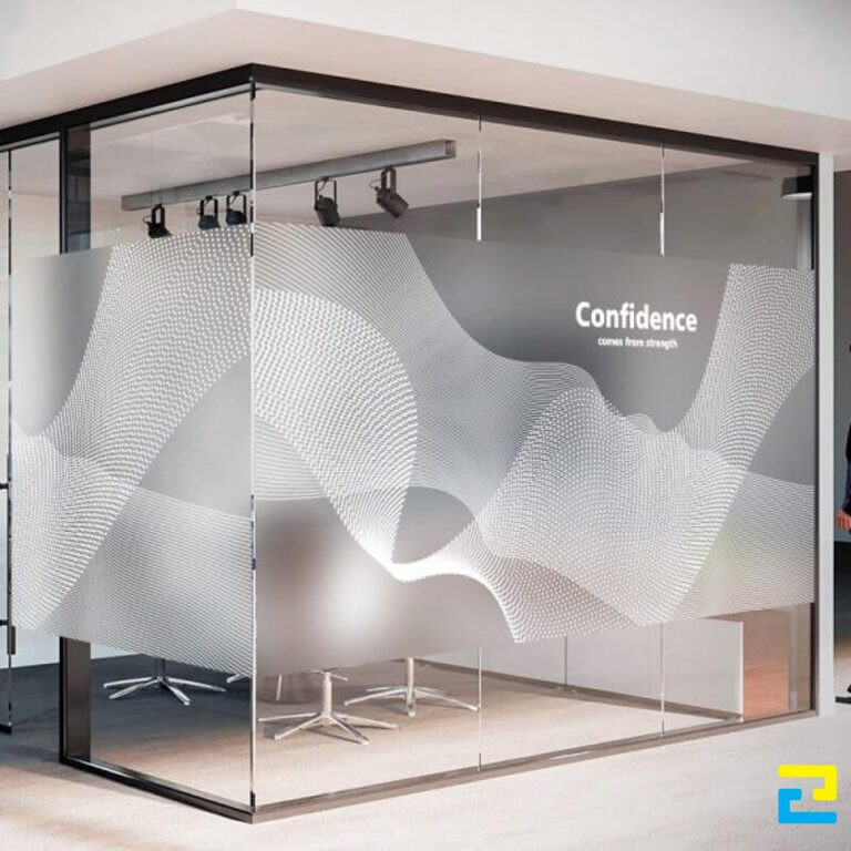 Ứng dụng in UV Decal lưới tại văn phòng làm tăng thêm tính thẩm mỹ và độ kín đáo cho không gian làm việc