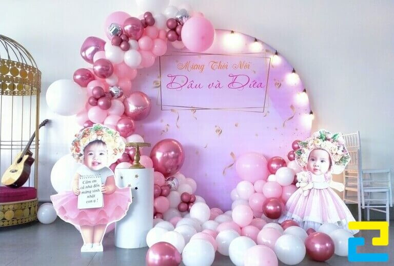 Mẫu phông bạt sinh nhật đơn giản kết hợp cùng standee