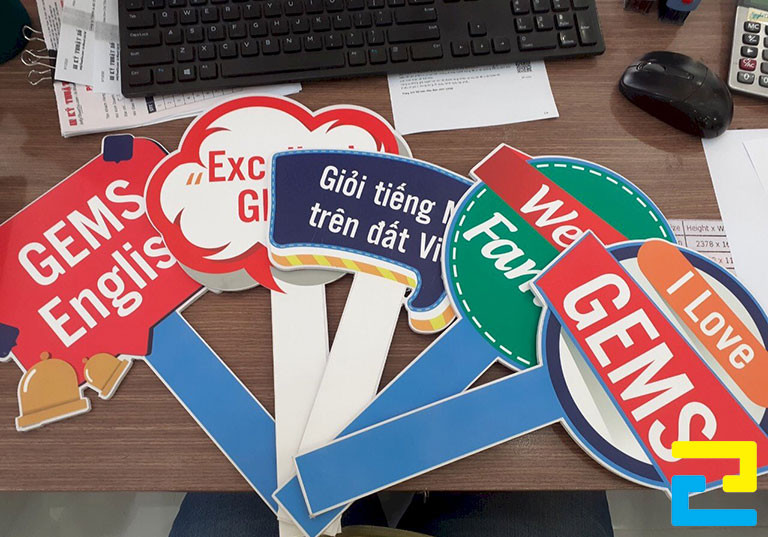 Bảng Hashtag cầm tay in PP cán Forrmat