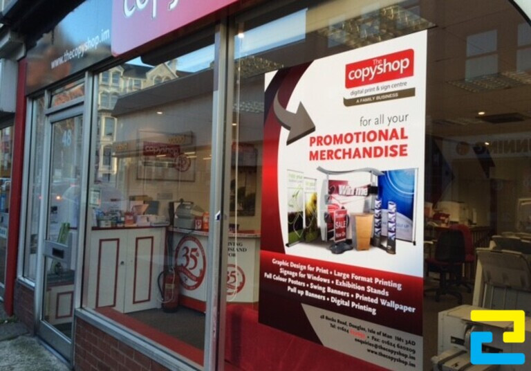 Cách dán sản phẩm lên kính rất đơn giản, ai cũng có thể thực hiện