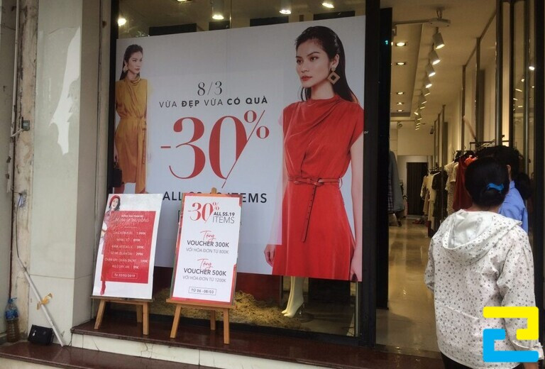 In PP dán kính được ứng dụng rất nhiều trong quảng cáo sản phẩm tại các cửa hàng hiện nay