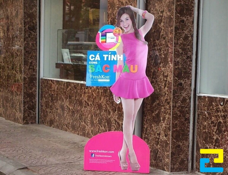 In standee PP hoặc decal bồi formex tạo thành hình dáng, rất thu hút