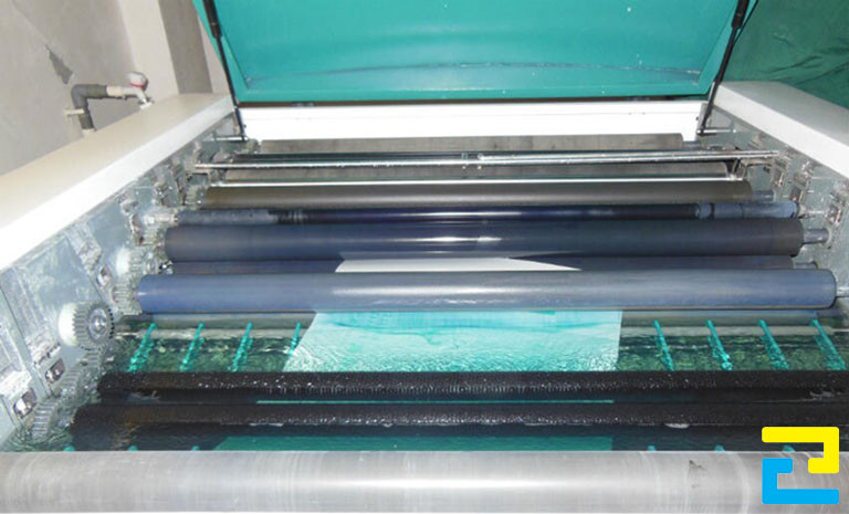 Sau khi đã có được 4 tấm film đại diện cho 4 loại màu sắc, nhân viên in ấn sẽ tiến hành đem từng tấm film lên tấm kẽm