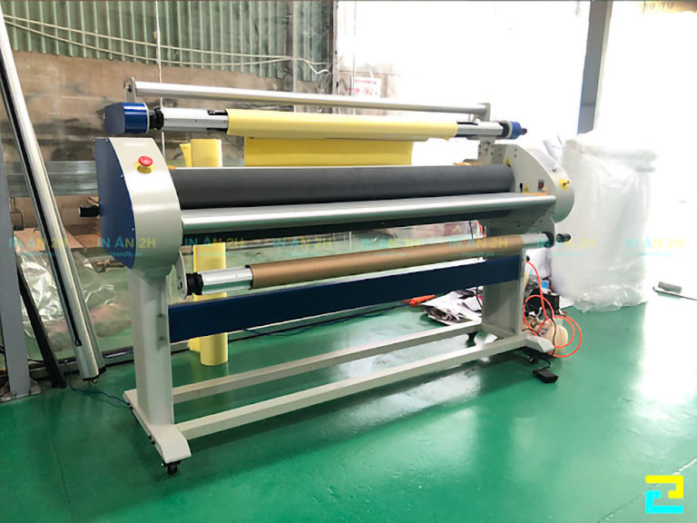 Máy in tại xưởng của Công Ty In Ấn Quảng Cáo 2H