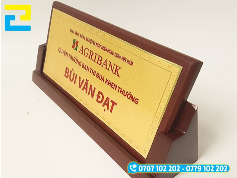 Biển chức danh mặt inox đế gỗ