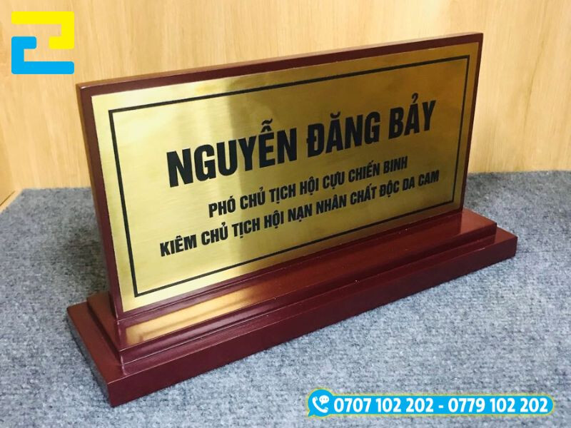 Bảng chức danh mặt inox vàng gương chân đế gỗ