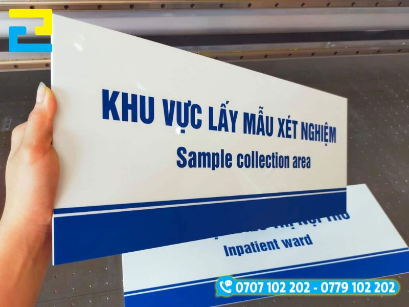 Biển mica phòng lấy mẫu xét nghiệm in uv